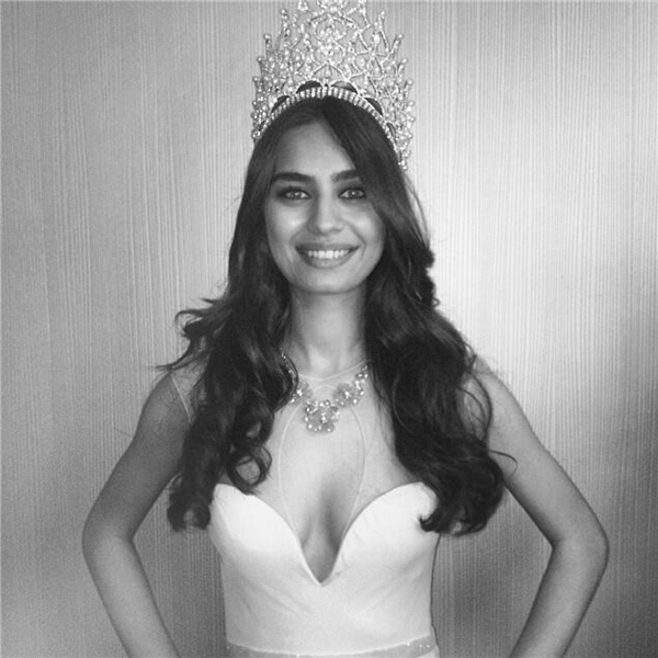 
Cô nàng 24 tuổi đăng quang hoa hậu Thổ Nhĩ Kỳ vào năm 2014.