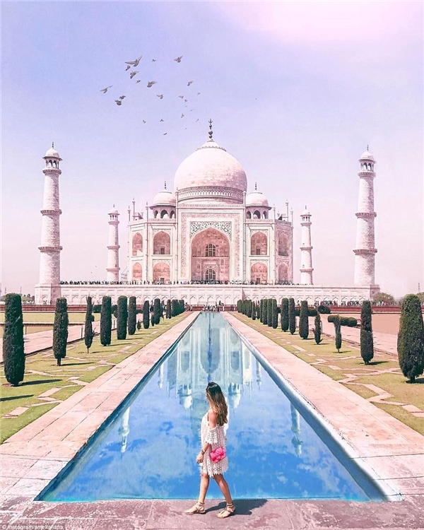 
Một hình ảnh khác của cô cũng bị cư dân mạng bóc mẽ. Như bức hình chụp cô đứng trước trước mặt tòa tháp Taj Mahal. 