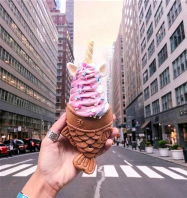 
Và tiếp theo là bức hình về cây kem mà Amelia cầm check in trên đường phố New York. 