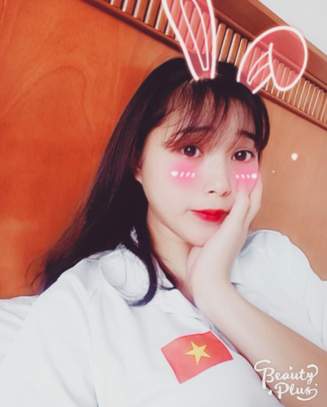 
Tạo dáng "cute" trong màu áo tuyển Việt Nam.