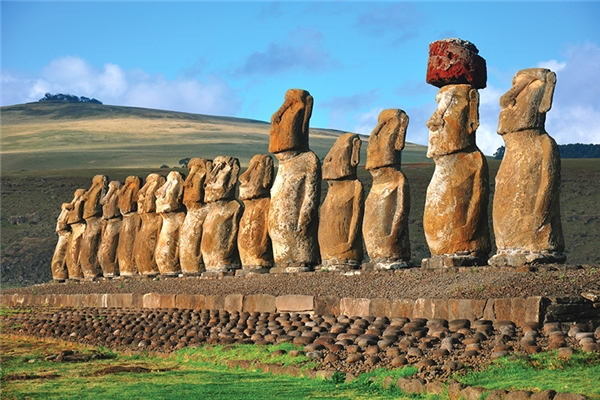 
Đảo Phục Sinh, hòn đảo rất nổi tiếng với những tượng đá khổng lồ hình đầu người.