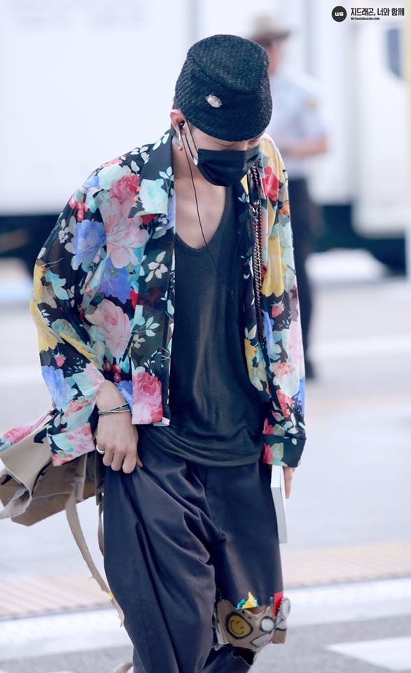 
Diện áo khoác hoa cùng quần "tự chế", G-Dragon đã khiến không ít người ngỡ ngàng trước phong cách mới này của anh.