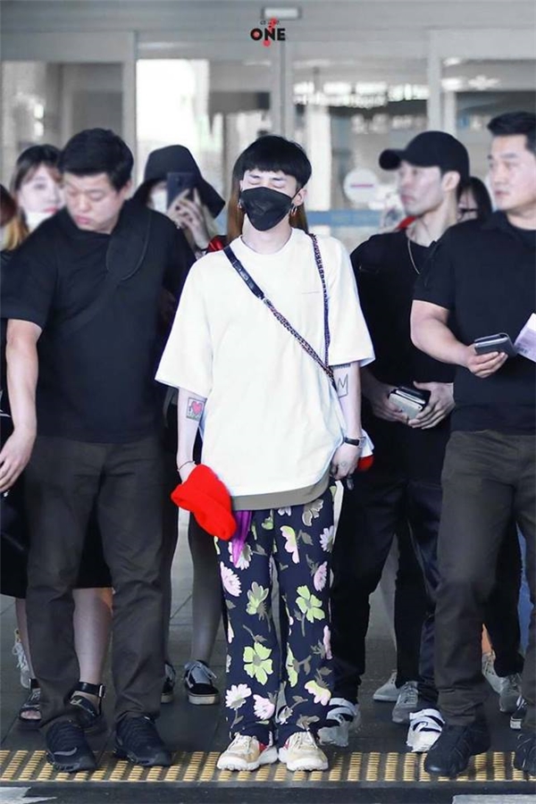 
Chiếc quần bông này đã khiến cho G-Dragon "nổi bần bật" tại sân bay...