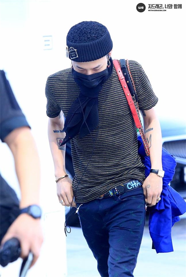 
Cũng có lúc phong cách đầy nam tính này của G-Dragon khiến cho không ít trái tim fangirl "lỗi nhịp".