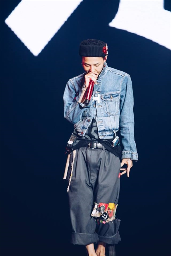 
Những chiếc quần "tự chế" đầy tính sáng tạo cộp mác G-Dragon này đã theo anh chàng mọi lúc mọi nơi trong thời gian gần đây. 