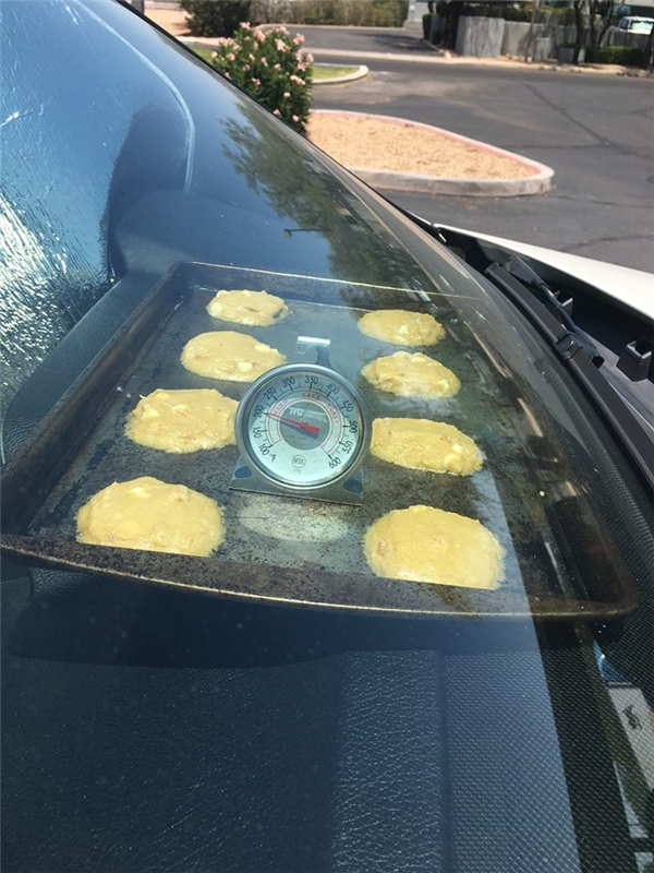 
Nắng nóng như thế, việc gì không tận dụng xe của mình để làm lò nướng bánh nhỉ?