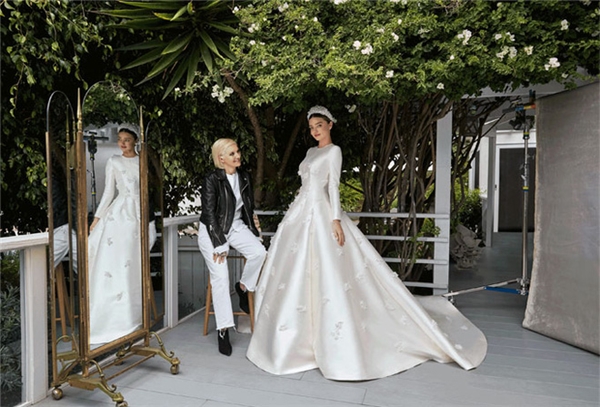 
Miranda Kerr lộng lẫy trong chiếc váy cưới kín đáo mà tinh tế được đặc biệt thiết kế riêng cho ngày trọng đại.