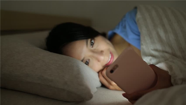 
Đừng dùng điện thoại quá lâu trước khi ngủ, bạn nhé!