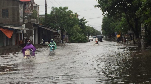 
Nhiều tuyến đường ngập lụt nghiêm trọng sau cơn mưa lớn (Ảnh: Dân trí)