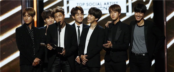 
BTS trở thành nhóm nhạc Kpop đầu tiên "đại thắng" tại Billboard Music Awards.