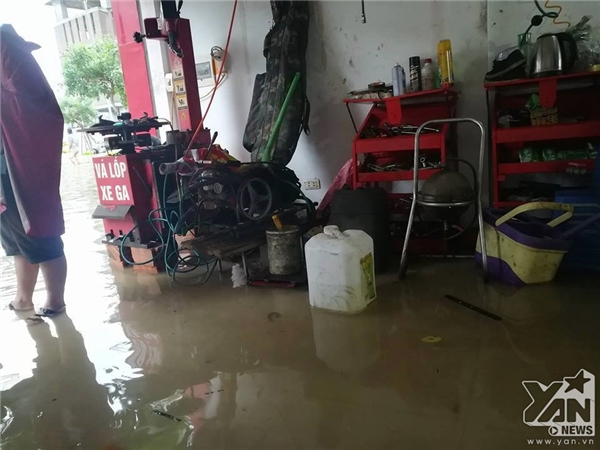 
Nước tràn vào nhà của một hộ dân