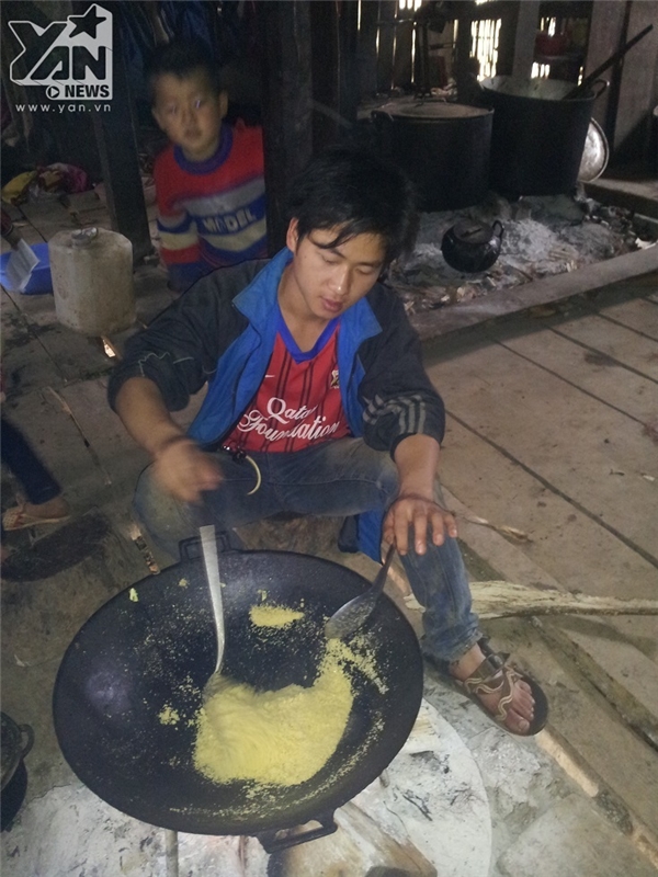 
Trương Văn Vàng, con thứ 7 trong gia đình đang nấu mèn mén (một món ăn của người Mông) cho các em