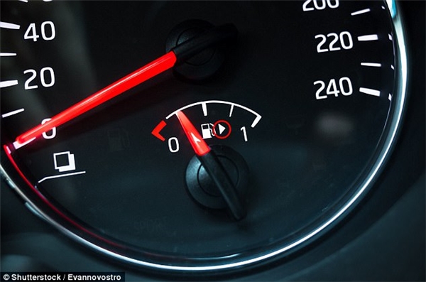 
Có thể bạn không để ý nhưng hướng chỉ của mũi tên nhỏ bên cạnh biểu tượng bình xăng trên bảng điều khiển chính là hướng đặt nắp bình xăng xe ô tô