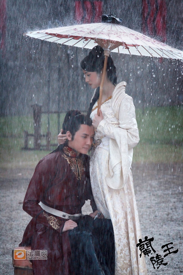 
Dương Tuyết Vũ (Lâm Y Thần) khóc thương Cao Trường Cung (Phùng Thiệu Phong) dưới màn mưa trong Lan Lăng Vương.