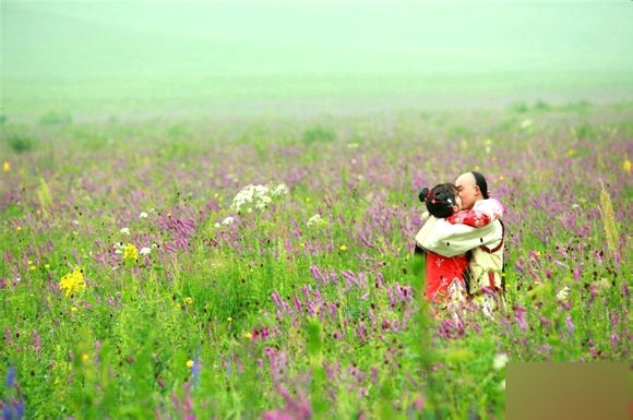 
Ngũ a ca (Trương Duệ) và Tiểu Yến Tử (Lý Thạnh) hôn nhau say đắm trên đồng hoa cỏ trong Tân Hoàn Châu Cách Cách.
