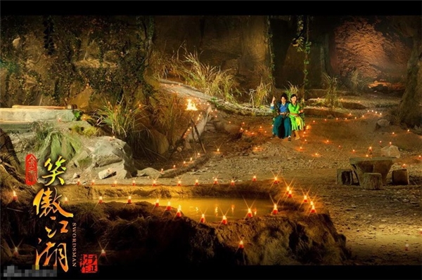 
 Lệnh Hồ Xung (Hoắc Kiến Hoa) ngồi ghế đu với Nhạc Linh San (Dương Dung) trong hang động được thắp đầy nến lung linh.