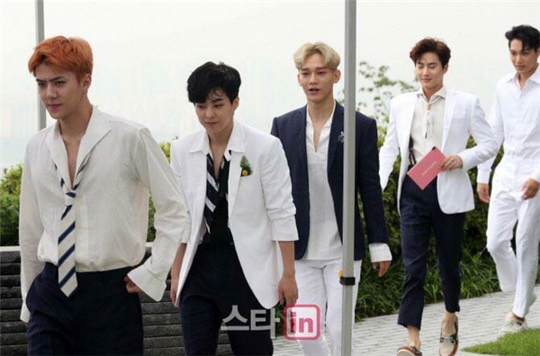 
Sáng ngày 18/7, "tập đoàn trai đẹp" nhà SM EXO đã có mặt tại buổi họp báo ra mắt album mới mang tên The War.