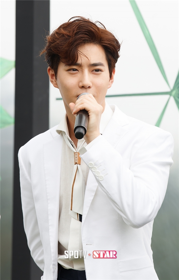 
Trưởng nhóm EXO đầy phong độ và bảnh bao với bộ vest trắng lịch lãm.