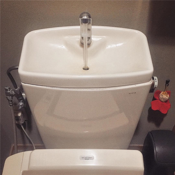 
Bồn rửa tiết kiệm nước: Sau khi rửa tay, nước sẽ chảy xuống chiếc bể bên dưới và được dùng để xả toilet, một cách tiết kiệm nước rất thông minh.