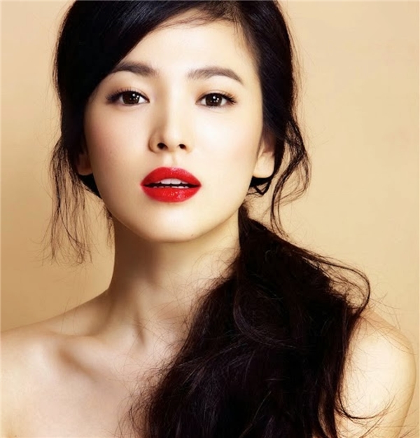 
Song Hye Kyo nổi tiếng với khuôn mặt xinh đẹp cùng nhân cách "không thể chê được".