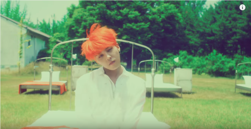 Hồi mới ra mắt MV, mái tóc cam này của GD đã để lại ấn tượng mạnh mẽ vì quá nổi bật.