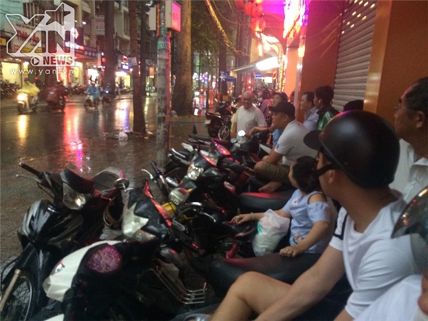 Nóng: Người Sài Gòn xếp hàng chờ đợi sự xuất hiện của Flores và Huỳnh Tuấn Kiệt