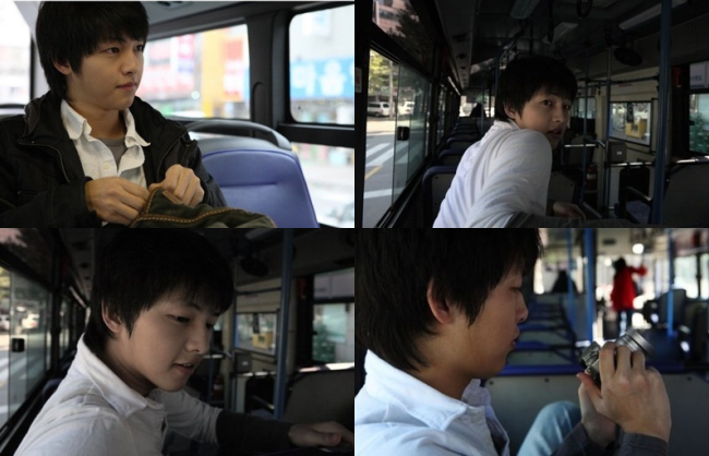 
"Soái ca xe buýt" Song Joong Ki vẫn đẹp trai ngời ngời dù bị bạn chụp lén.