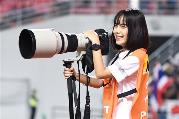 
Cô gái nhỏ bé với ống kính máy ảnh to lớn khiến nhiều người chú ý.
