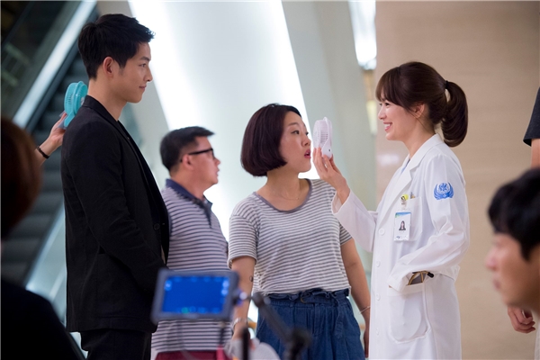 
Hậu trường một cảnh quay của Song Joong Ki với "vợ tương lai" Song Hye Kyo trông lãng mạn không kém gì trên phim ảnh.