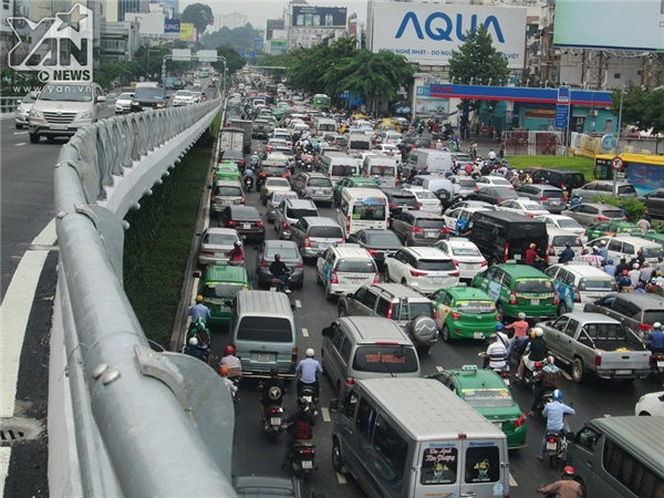 Cửa ngõ Tân Sơn Nhất tắc kinh hoàng, hành khách chạy bộ vào sân bay