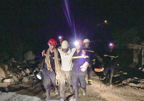 
Sau hơn 6 tiếng tìm kiếm, lực lượng cứu hộ cứu nạn đã tìm thấy nạn nhân. (Ảnh: Internet)