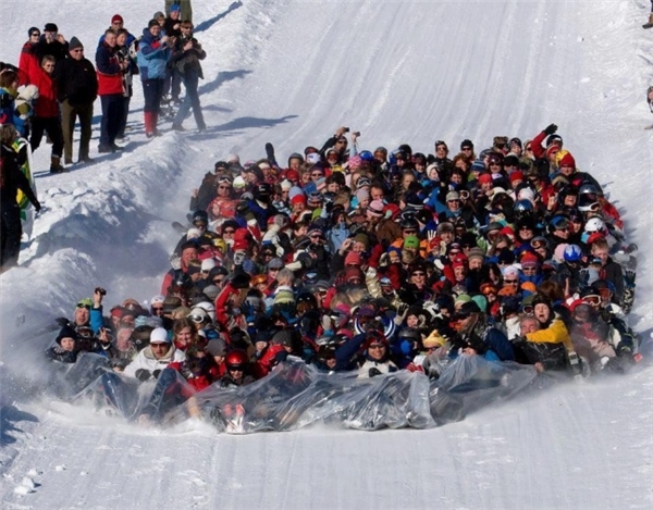 
Một đoàn người chơi trò trượt tuyết trên một tấm bạt nhựa. Cuộc sống là phải biết tận hưởng những niềm vui nhỏ nhoi như thế.