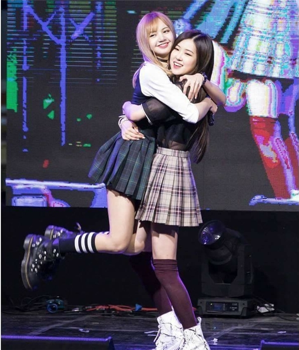 Hãy nhìn vào ảnh Lisa và Rose đáng yêu này để cảm nhận sự ngọt ngào và duyên dáng của hai cô gái đầy tài năng trong nhóm nhạc nổi tiếng của Hàn Quốc - Blackpink. Với nụ cười tươi cùng sự phối hợp hoàn hảo, đôi bạn thân này thật sự là một tuyệt tác đáng để chiêm ngưỡng.