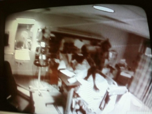 
Đây là hình ảnh chụp lại từ camera do một nhân viên bệnh viện cung cấp. Được biết, bệnh nhân từng nằm trên chiếc giường này đã qua đời sau khi con quái vật xuất hiện