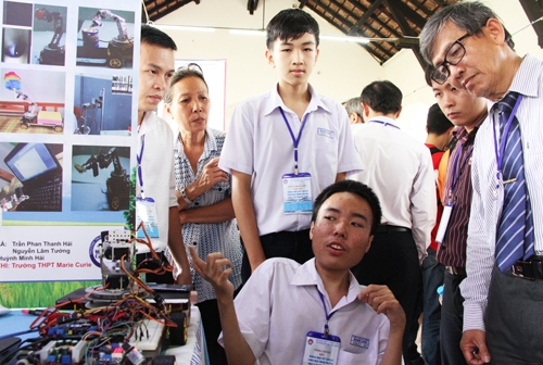 Trần Phan Thanh Hải đang giới thiệu về tính năng của robot hỗ trợ người bị bại liệt. Ảnh: Mạnh Tùng