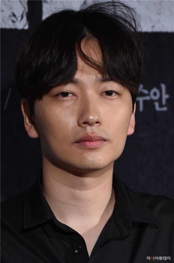 
Nam diễn viên Lee Dong Hwi xuất hiện với đôi mắt "buồn ngủ".