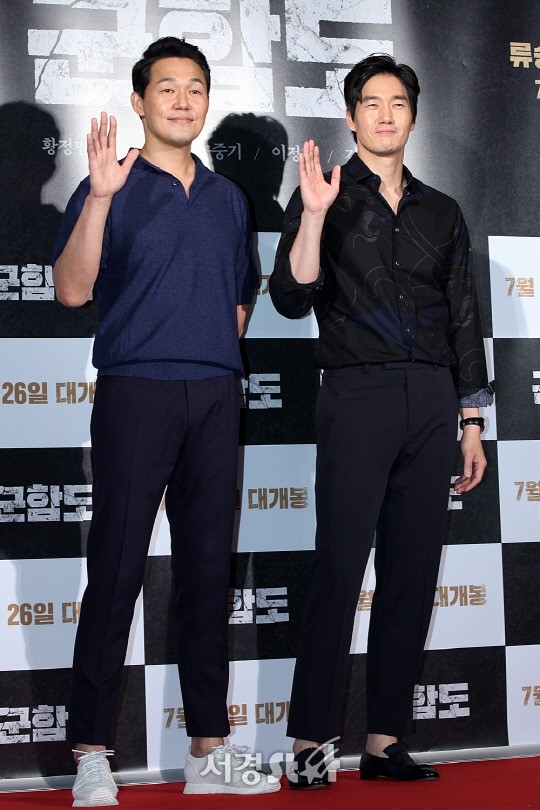 
Nam diễn viên Park Sung Woong - Yoon Ji Tae xuất hiện như cặp song sinh.