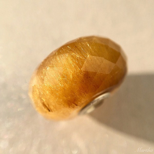 
Golden Rutilated Quartz của Trollbeads, có sắc độ vàng khác nhau.
