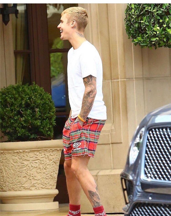 
Phong cách thời trang đơn giản của Justin.