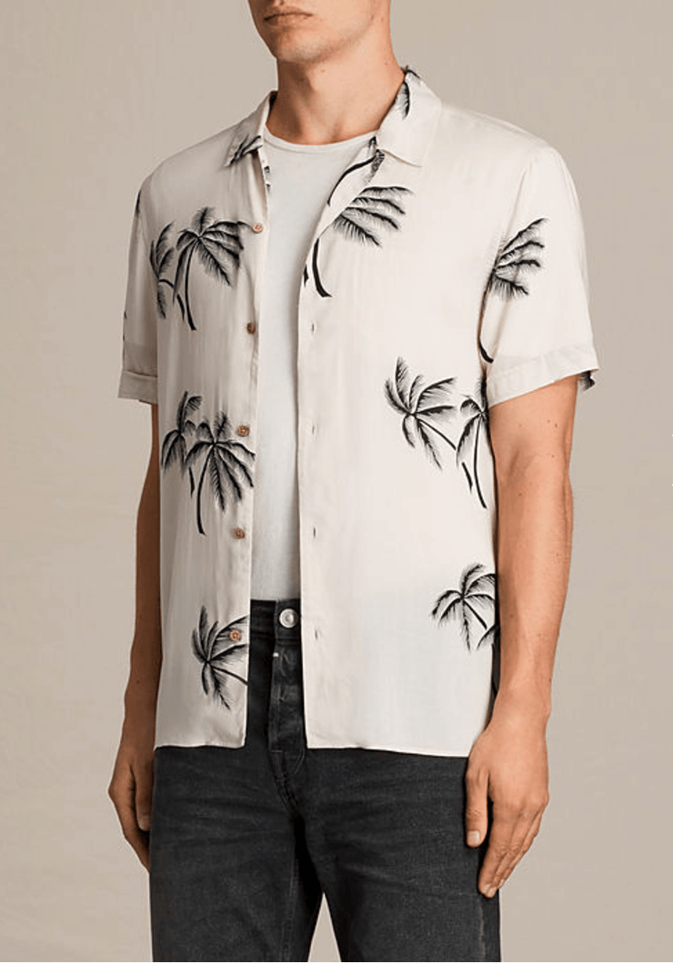 
Chiếc áo họa tiết cây dừa được người hâm mộ "bóc mác" với giá 167 USD (hơn 3,7 triệu đồng).