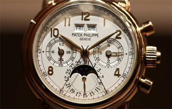 
10 giờ 10 phút là cách chỉnh kim mặc định trong hầu hết các đồng hồ được bày bán. 