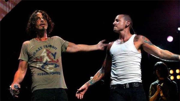 
Có cùng đam mê và cuộc đời tương tự nhau, Chris và Chester trở thành đôi tri kỷ, nhiều lần hát cùng nhau trên sân khấu.