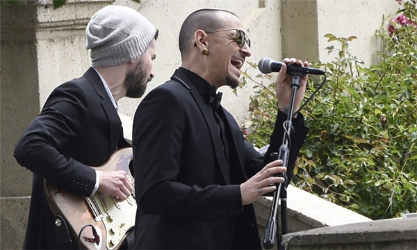 
Chester đã hát ca khúc Hallelujah trong lễ tang của bạn, không ngờ hai tháng sau anh lại chọn cách ra đi tương tự như bạn mình.