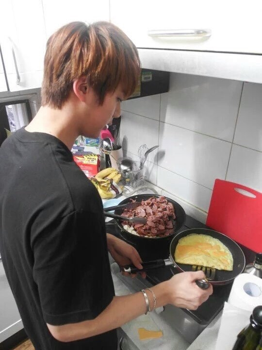 
Chuyện Jin giỏi nấu ăn đã không còn gì xa lạ, nên chắc chắn Jin sẽ thường xuyên nấu ăn cho bạn.