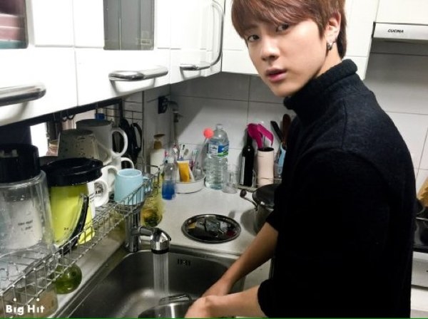 
Sau khi đã cùng nhau dùng bữa, Jin cũng sẽ chẳng ngại ngần xắn tay áo đảm đương công việc rửa bát giúp bạn.