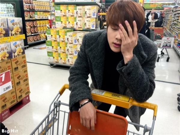 
Nếu cả hai đi siêu thị cùng nhau nhưng bạn quá lằng nhằng trong việc mua sắm thì Jin sẽ chán lắm đấy.