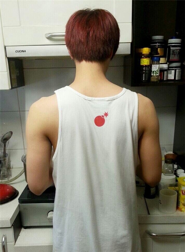 
Và quan trọng nhất là, nhìn thấy tấm lưng rộng như thế này của Jin, có ai mà không muốn sà vào ôm ngay chứ?
