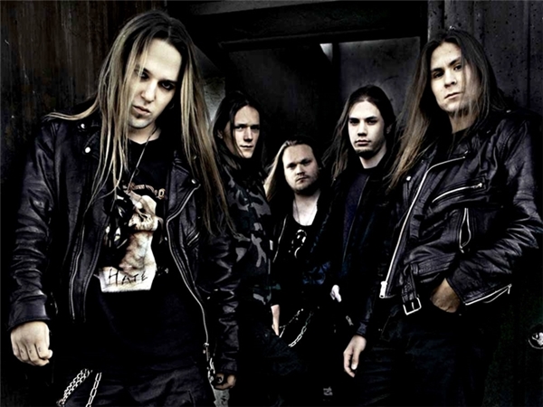 
Tóc tai rũ rượi là đặc trưng của những người yêu thích dòng nhạc rock metal.