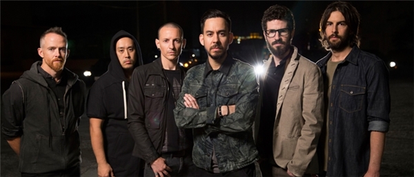 
Thoải mái với chất liệu khác như kaki, jean... thậm chí hoodie cũng được Linkin Park tận dụng triệt để.