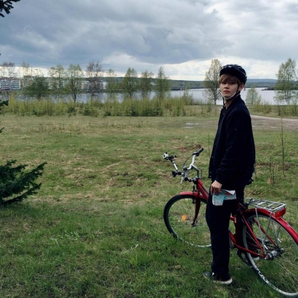 
Taehyung sẽ đèo bạn trên xe đạp và cả hai cùng nhau ra ngoại ô dã ngoại.